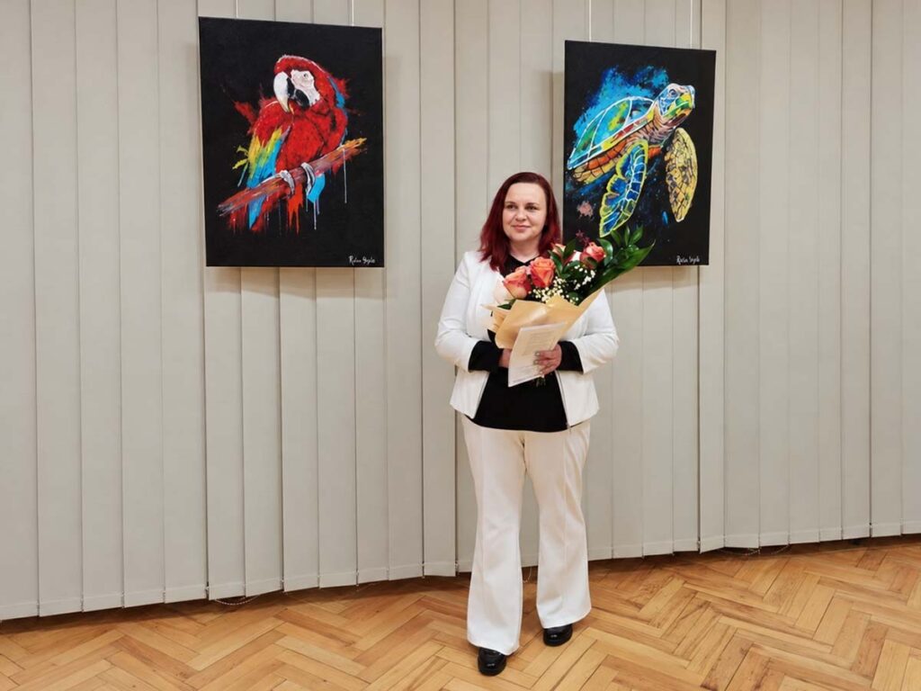 Malarka Sylwia Zajdel na wystawie swoich obrazów